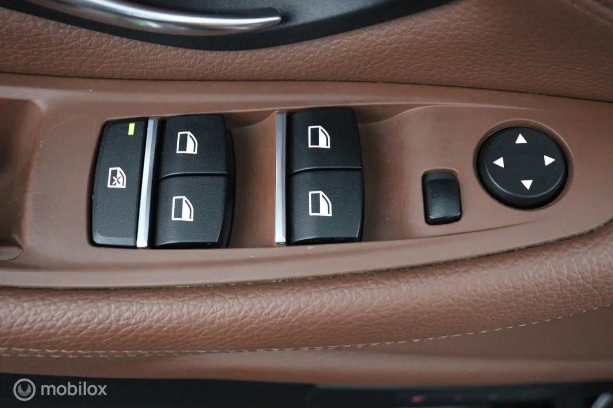 520i Luxury Edition 184 PK | M-Sport | Pano-Dak | elek. Stoelen | Stoelverwarming | Bruin leder | Stoelverwarming
