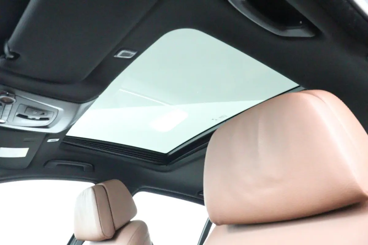 520i Luxury Edition 184 PK | M-Sport | Pano-Dak | elek. Stoelen | Stoelverwarming | Bruin leder | Stoelverwarming