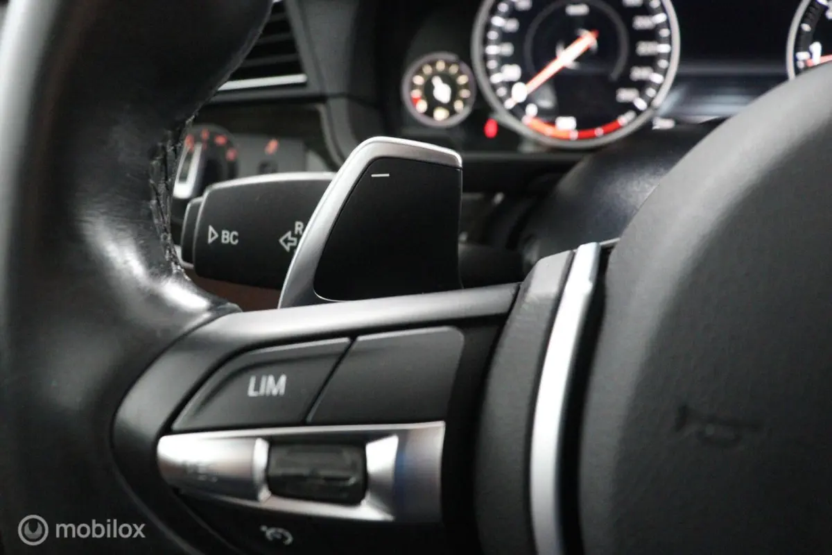 520i Luxury Edition 184 PK | M-Sport | Pano-Dak | elek. Stoelen | Stoelverwarming | Bruin leder | Stoelverwarming