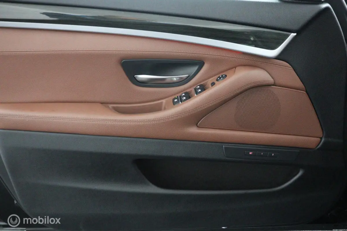 520i Luxury Edition 184 PK | M-Sport | Pano-Dak | elek. Stoelen | Stoelverwarming | Bruin leder | Stoelverwarming