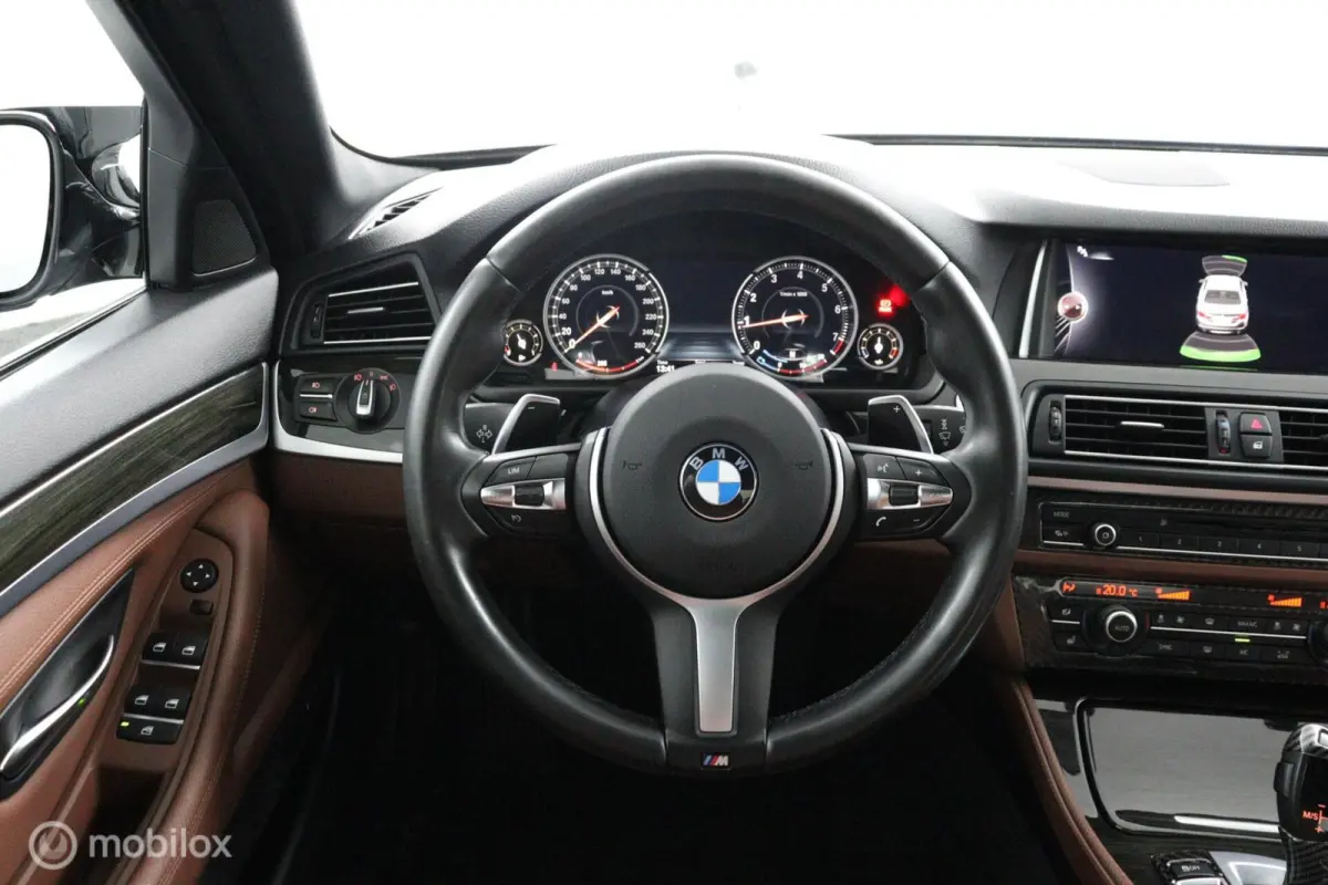 520i Luxury Edition 184 PK | M-Sport | Pano-Dak | elek. Stoelen | Stoelverwarming | Bruin leder | Stoelverwarming