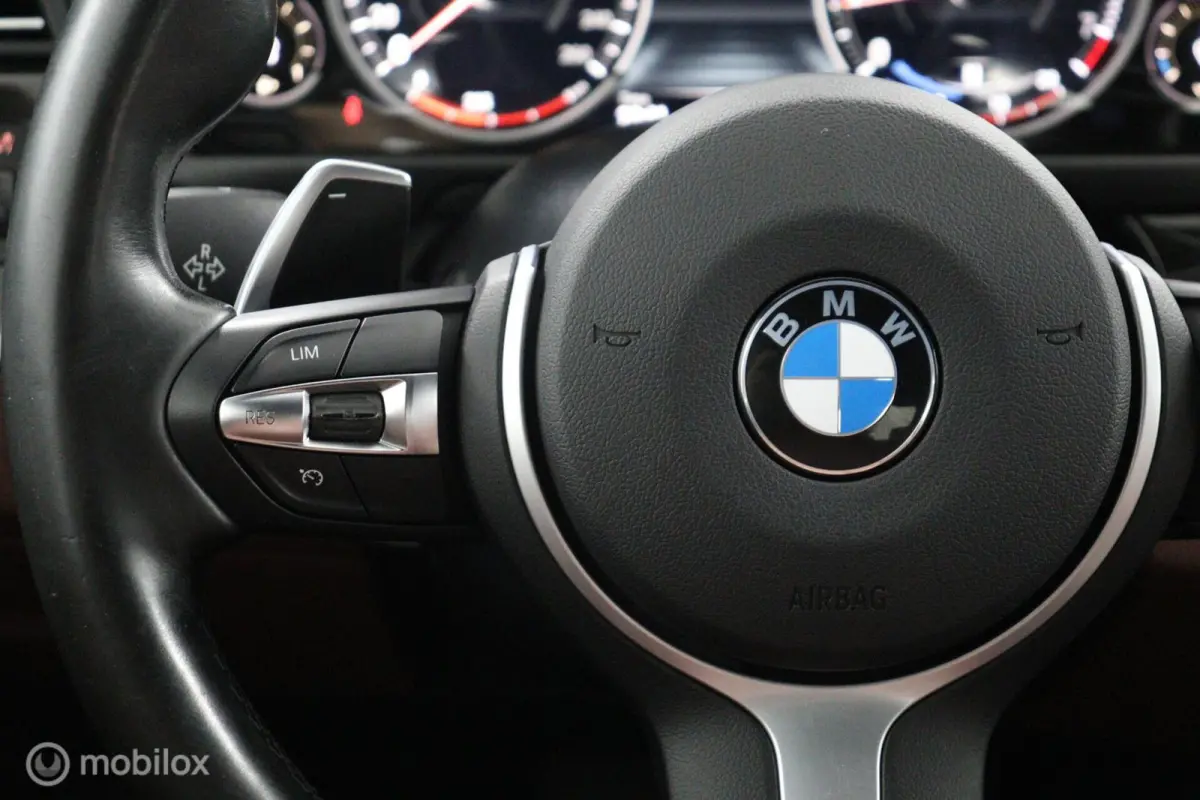 520i Luxury Edition 184 PK | M-Sport | Pano-Dak | elek. Stoelen | Stoelverwarming | Bruin leder | Stoelverwarming