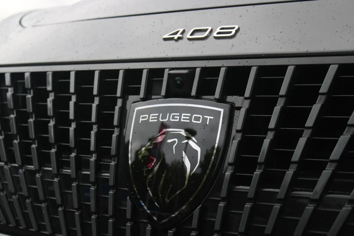 1.2 Hybrid 145PK AUTOMAAT GT | 360° CAMERA | DODEHOEK DETECTIE | KEYLESS ENTRY/START | ADAPTIVE CRUISE CONTROL | NAVIGATIE | DRAADLOZE APPLE CARPLAY/ANDROID AUTO | PARKEERSENSOREN VOOR + AC