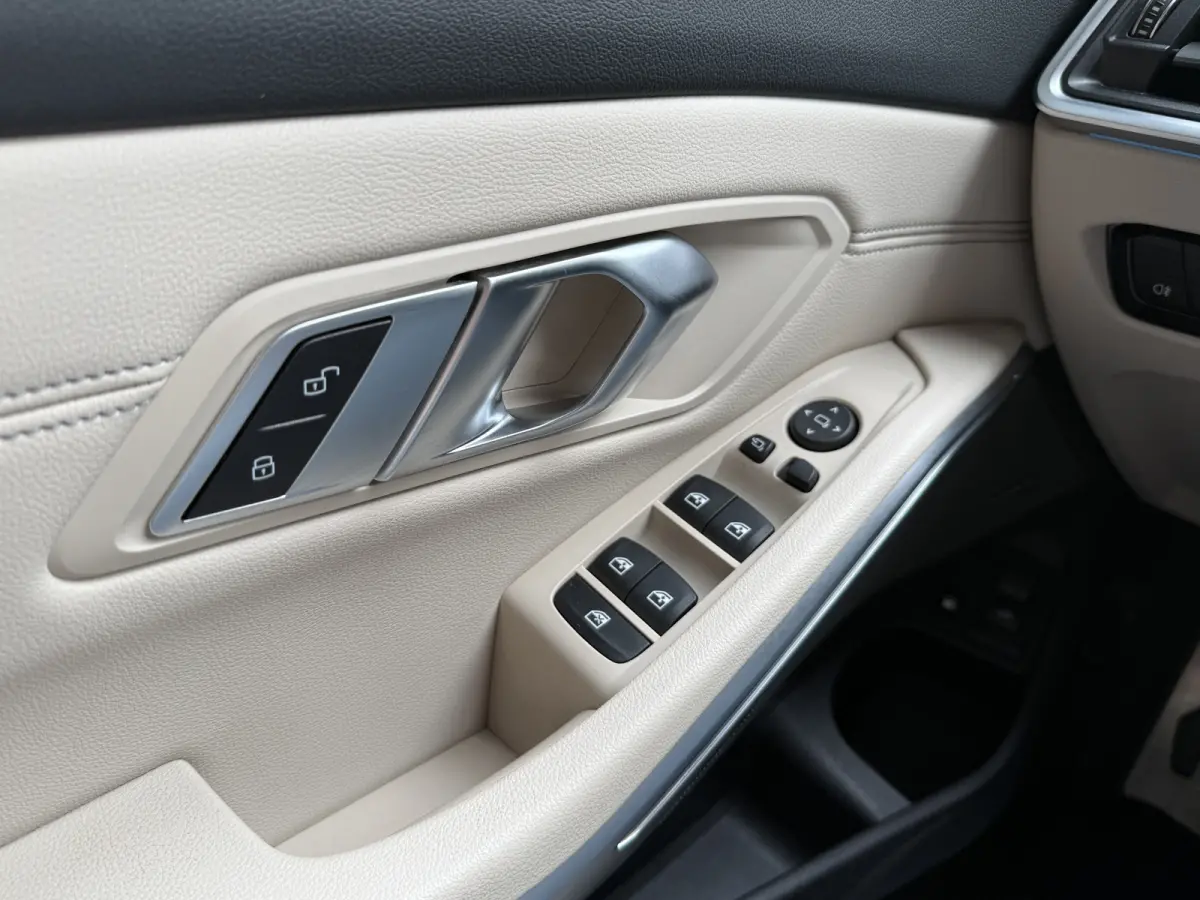 330e | M-pakket | Facelift | Lederen sportstoelen | Harman/Kardon | Sfeerverlichting | Full LED