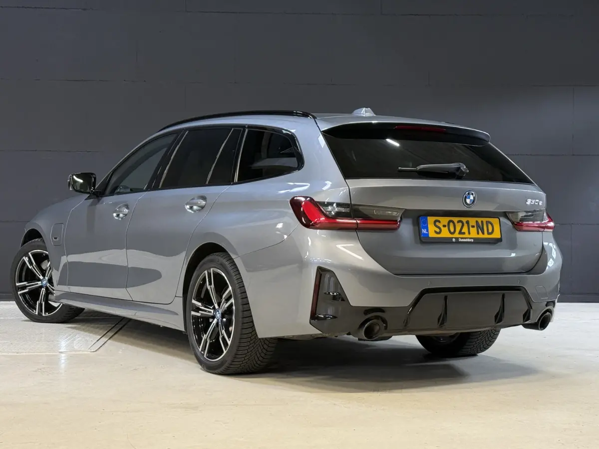 330e | M-pakket | Facelift | Lederen sportstoelen | Harman/Kardon | Sfeerverlichting | Full LED