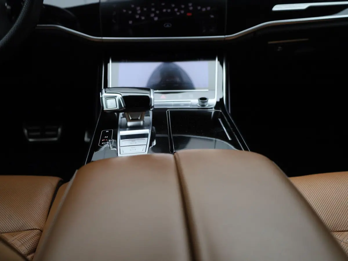 60 TFSI e quattro | PANORAMADAK | SOFTCLOSE | HEAD-UP | STOELKOELING & VERWARMING | MEMORY | B&O | S LINE IN & EXTERIEUR | VIRTUEEL | 360 CAMERA | LEDER | LED MATRIX | 12 MAANDEN BOVAG GARAN