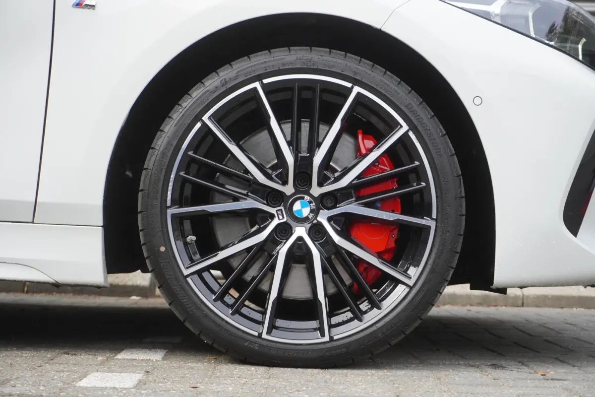 120i Model M Sport | High Executive | 19 inch LM M Dubbelspaak (Styling 552 M) | Glazen panoramadak | HiFi System