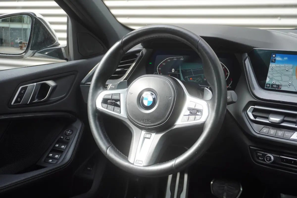 120i Model M Sport | High Executive | 19 inch LM M Dubbelspaak (Styling 552 M) | Glazen panoramadak | HiFi System
