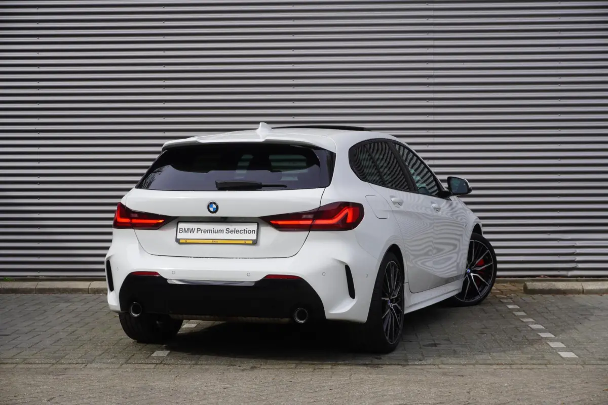 120i Model M Sport | High Executive | 19 inch LM M Dubbelspaak (Styling 552 M) | Glazen panoramadak | HiFi System