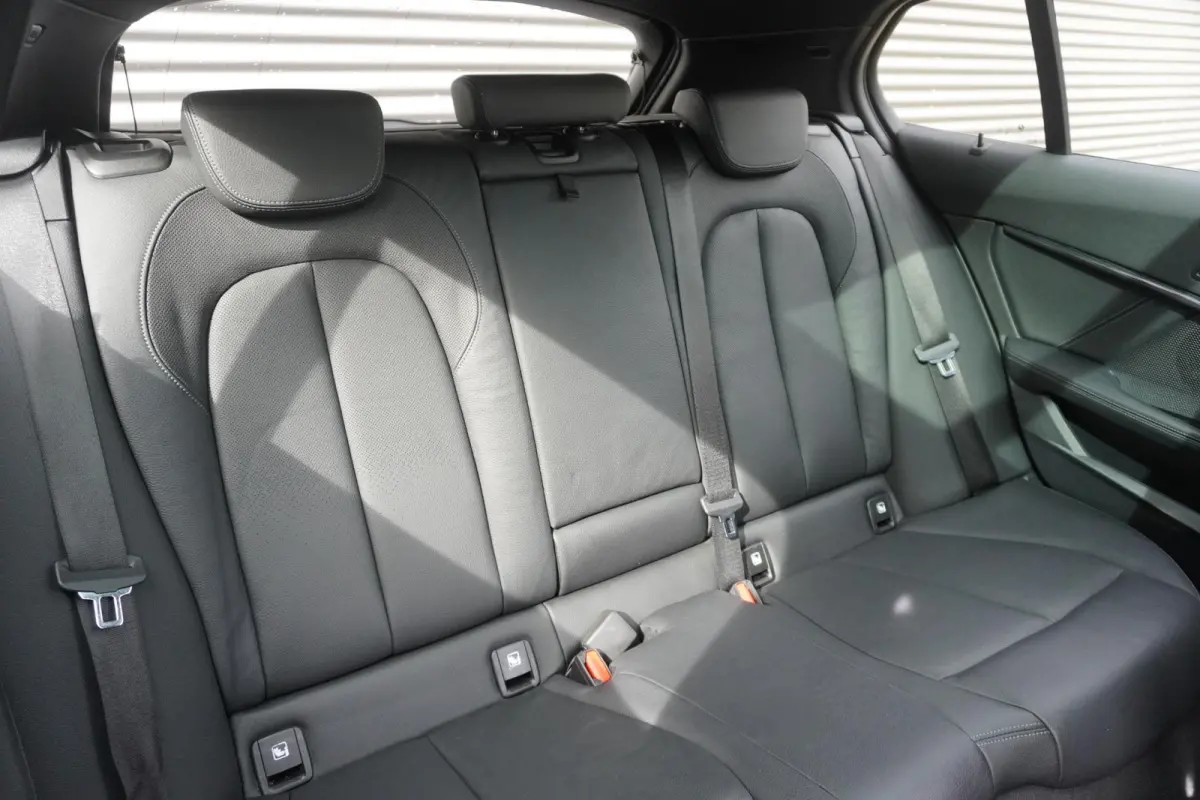 120i Model M Sport | High Executive | 19 inch LM M Dubbelspaak (Styling 552 M) | Glazen panoramadak | HiFi System
