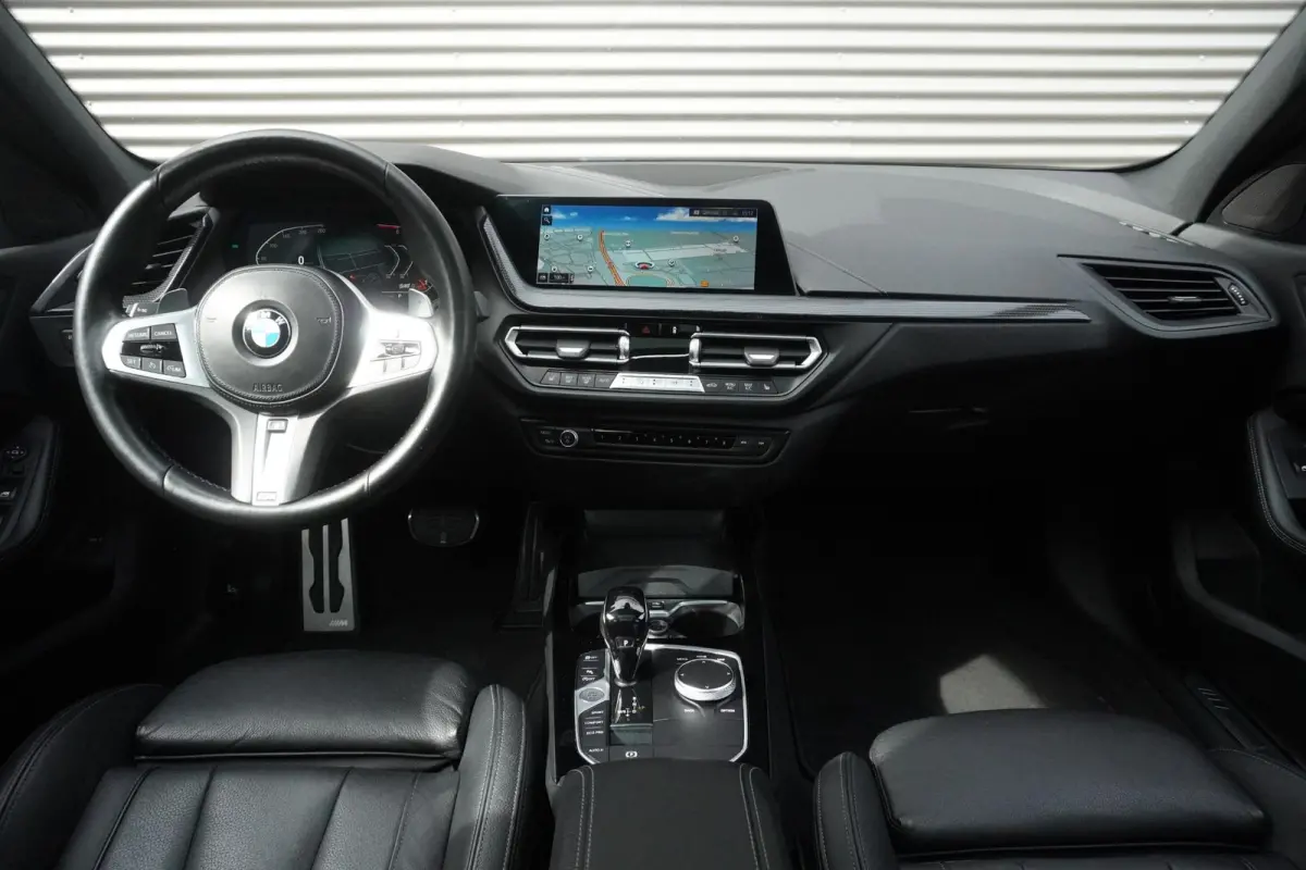120i Model M Sport | High Executive | 19 inch LM M Dubbelspaak (Styling 552 M) | Glazen panoramadak | HiFi System