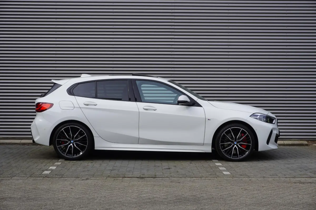 120i Model M Sport | High Executive | 19 inch LM M Dubbelspaak (Styling 552 M) | Glazen panoramadak | HiFi System
