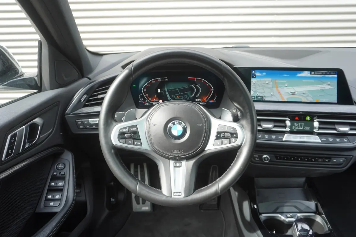 120i Model M Sport | High Executive | 19 inch LM M Dubbelspaak (Styling 552 M) | Glazen panoramadak | HiFi System