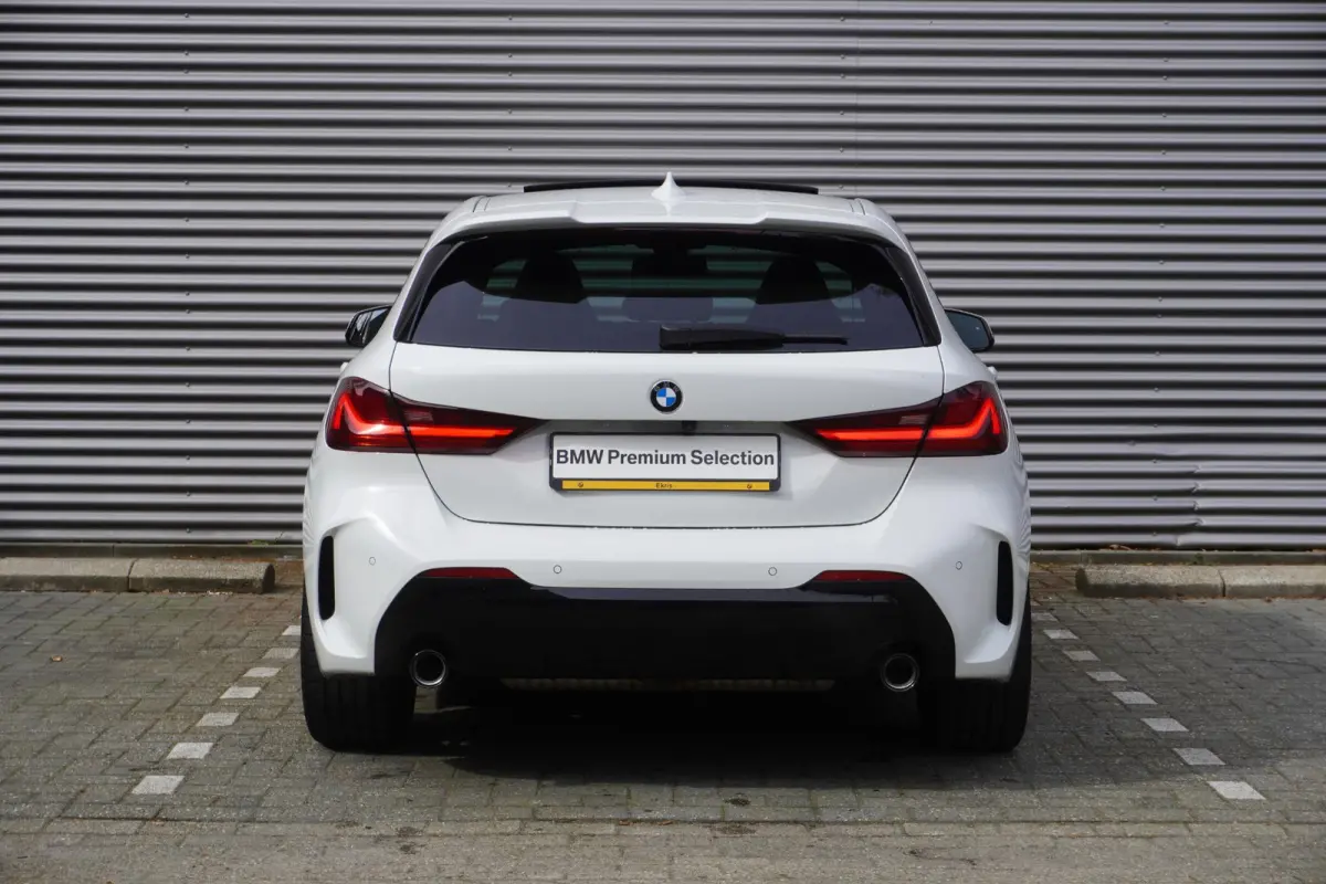 120i Model M Sport | High Executive | 19 inch LM M Dubbelspaak (Styling 552 M) | Glazen panoramadak | HiFi System