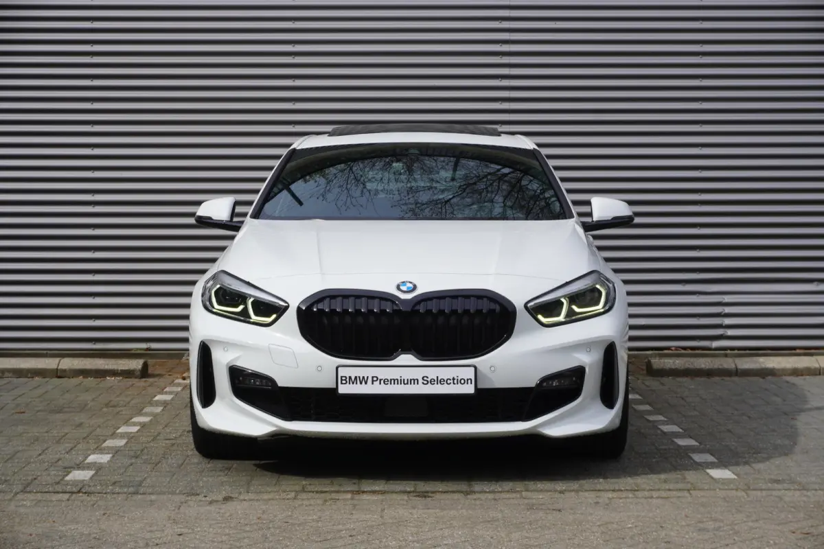 120i Model M Sport | High Executive | 19 inch LM M Dubbelspaak (Styling 552 M) | Glazen panoramadak | HiFi System