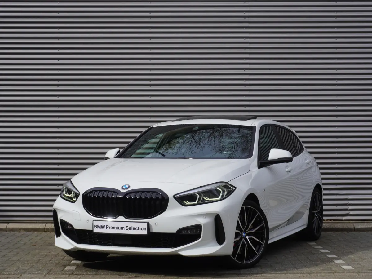120i Model M Sport | High Executive | 19 inch LM M Dubbelspaak (Styling 552 M) | Glazen panoramadak | HiFi System