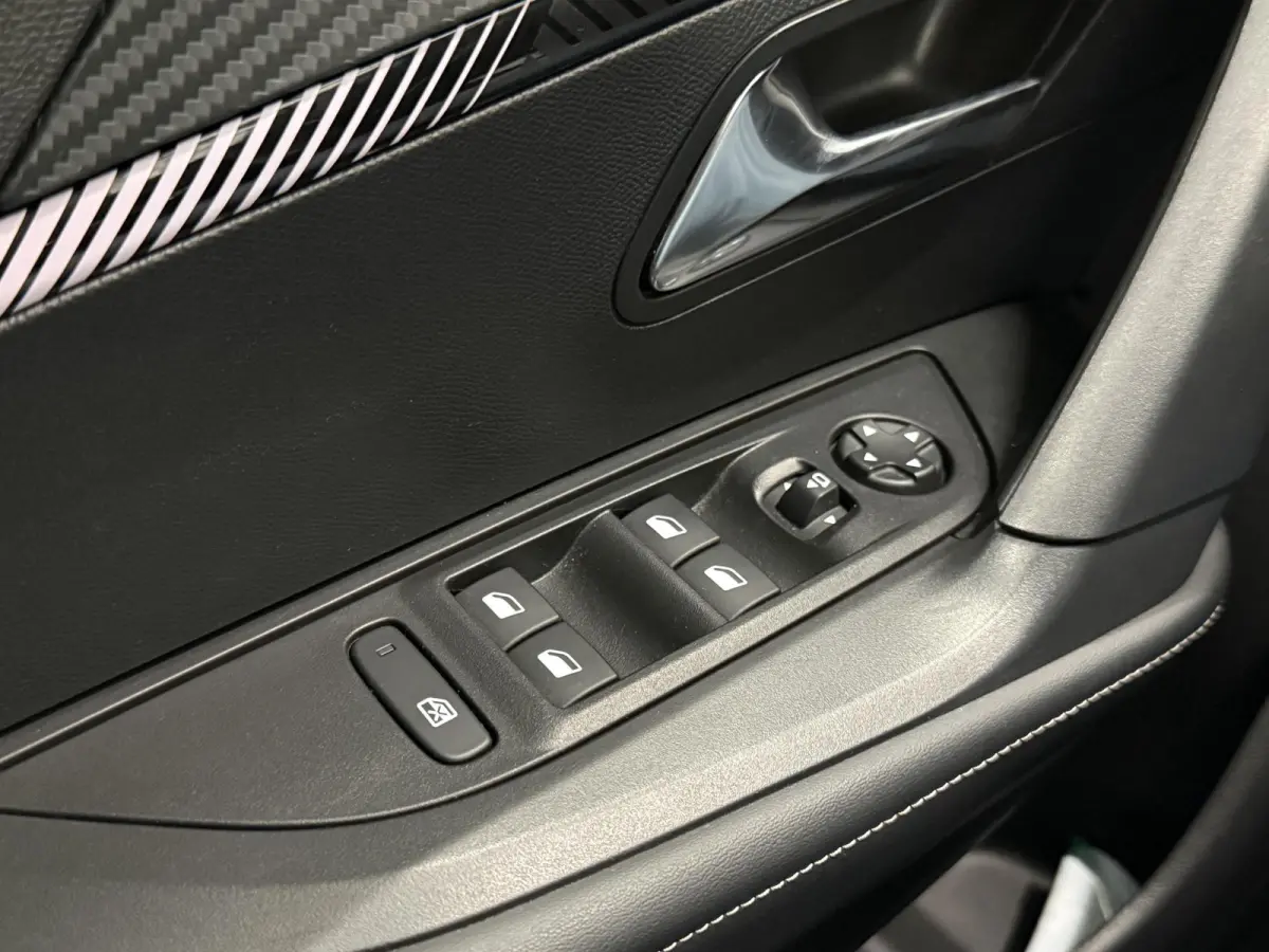 1.2 PureTech 100 Allure Navigatie Apple Carplay/Android Auto Parkeersensoren Cruise Control Full LED Virtual Cockpit Climate Control Lichtmetalen velgen
