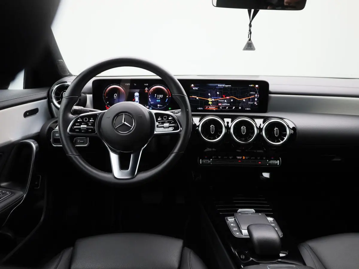 250 e | LEDER | NAVIGATIE | STOELVERWARMING | CRUISE CONTROL | BLUETOOTH | CLIMATE CONTROL |