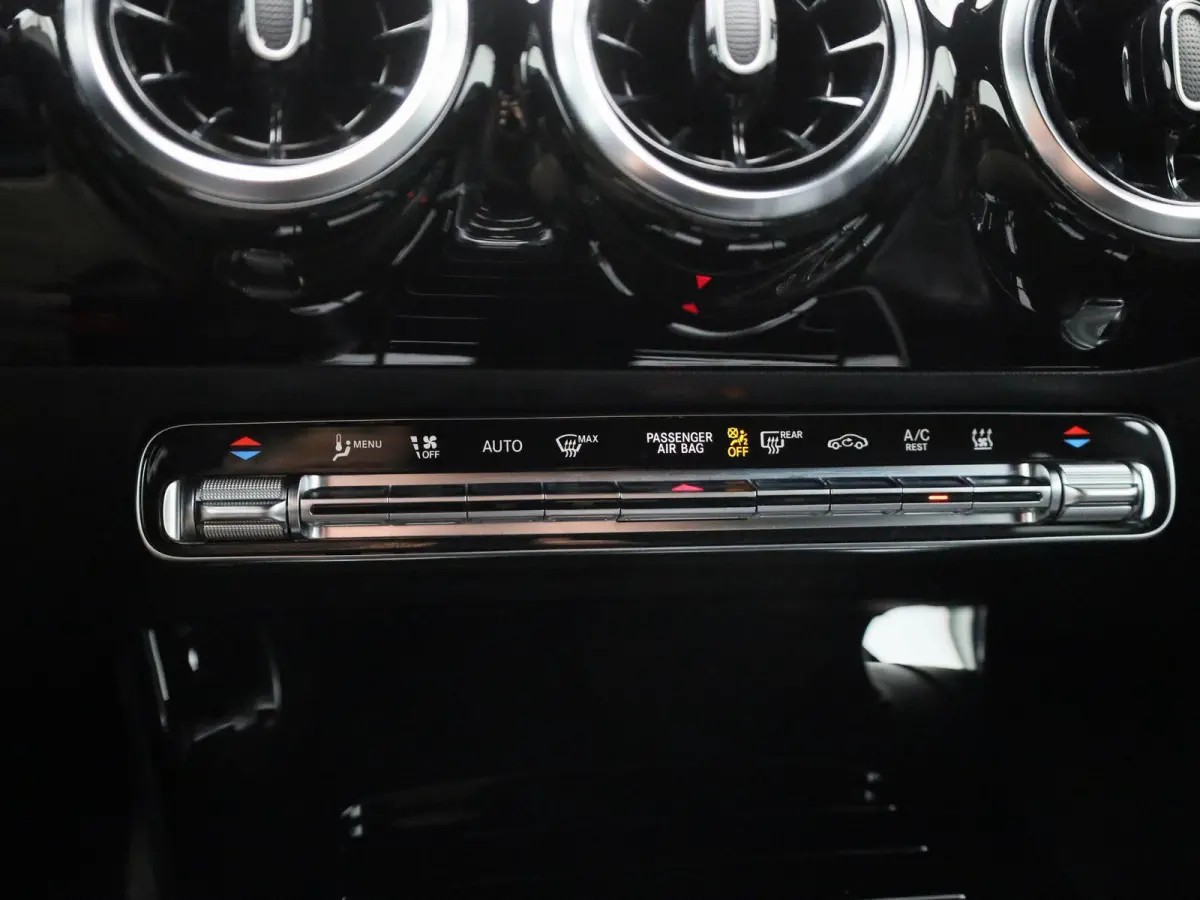 250 e | LEDER | NAVIGATIE | STOELVERWARMING | CRUISE CONTROL | BLUETOOTH | CLIMATE CONTROL |