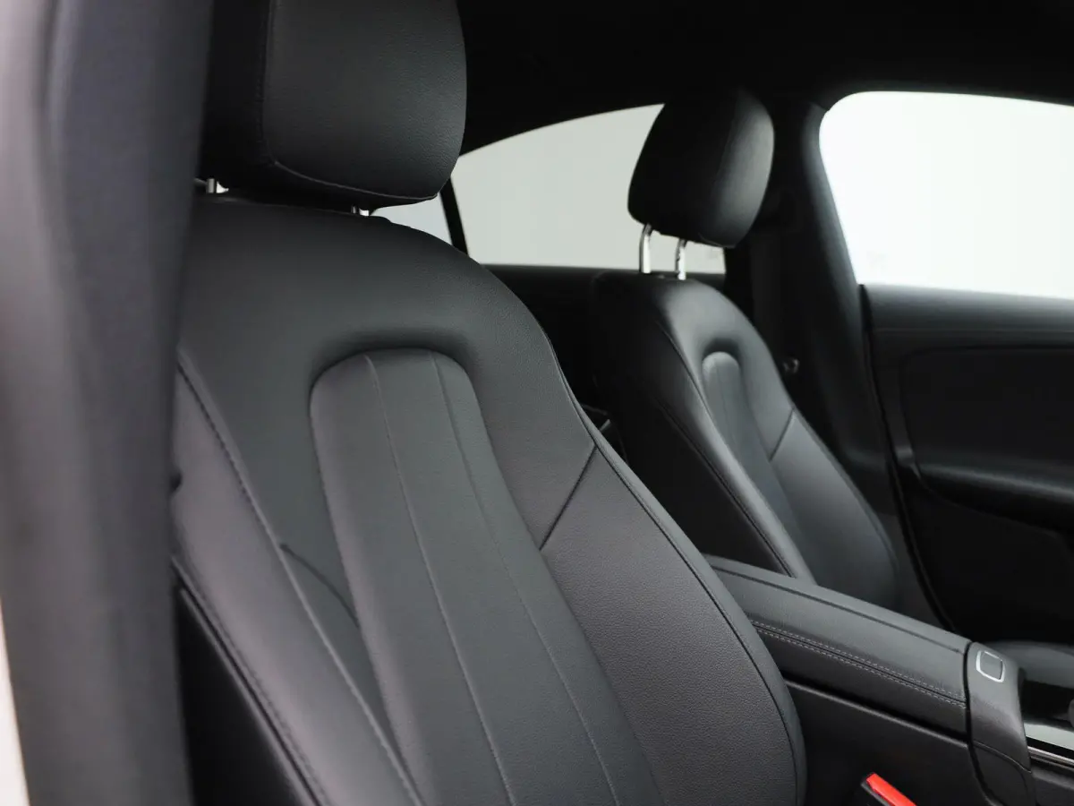250 e | LEDER | NAVIGATIE | STOELVERWARMING | CRUISE CONTROL | BLUETOOTH | CLIMATE CONTROL |