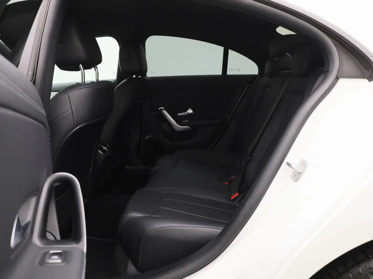 250 e | LEDER | NAVIGATIE | STOELVERWARMING | CRUISE CONTROL | BLUETOOTH | CLIMATE CONTROL |
