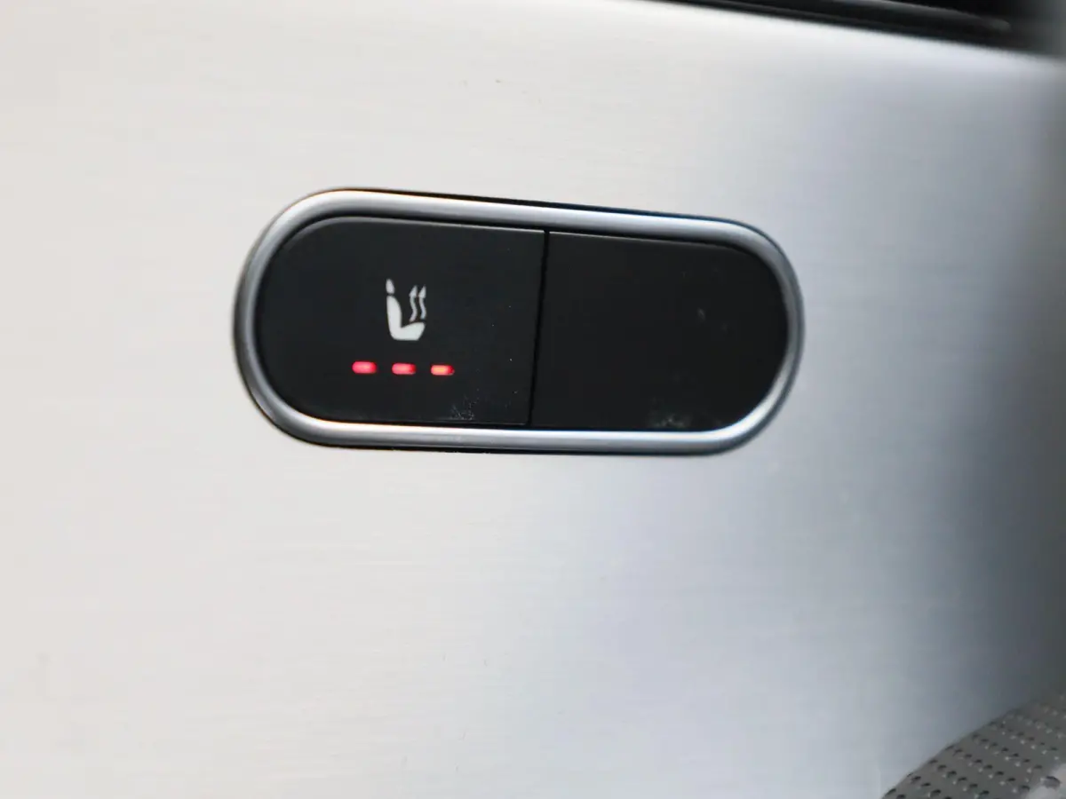 250 e | LEDER | NAVIGATIE | STOELVERWARMING | CRUISE CONTROL | BLUETOOTH | CLIMATE CONTROL |