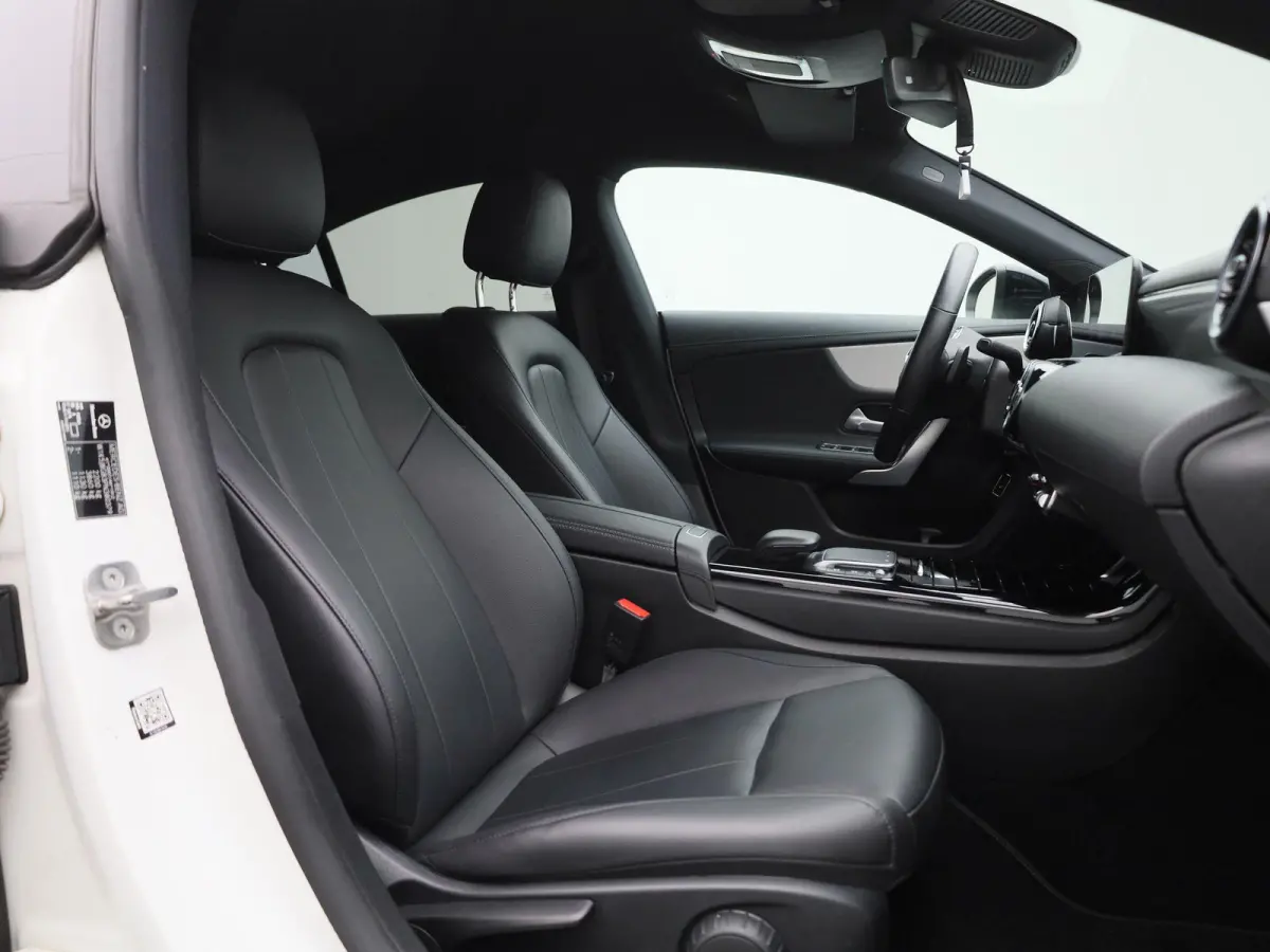 250 e | LEDER | NAVIGATIE | STOELVERWARMING | CRUISE CONTROL | BLUETOOTH | CLIMATE CONTROL |