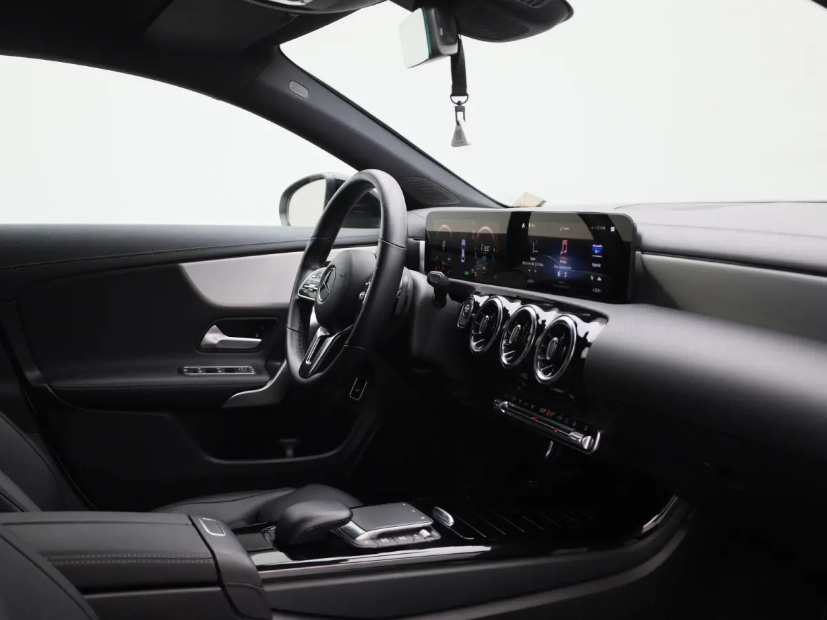 250 e | LEDER | NAVIGATIE | STOELVERWARMING | CRUISE CONTROL | BLUETOOTH | CLIMATE CONTROL |