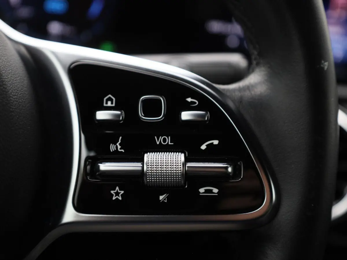250 e | LEDER | NAVIGATIE | STOELVERWARMING | CRUISE CONTROL | BLUETOOTH | CLIMATE CONTROL |