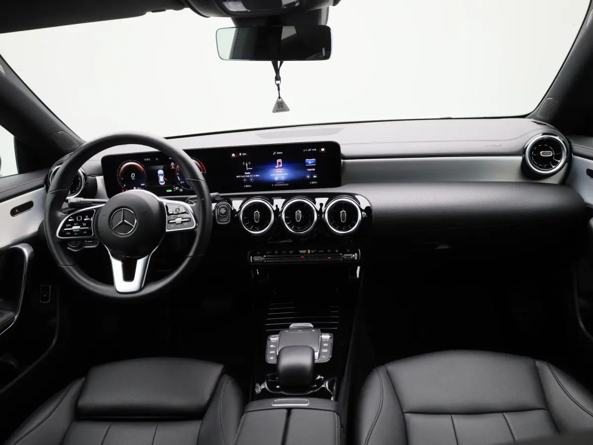 250 e | LEDER | NAVIGATIE | STOELVERWARMING | CRUISE CONTROL | BLUETOOTH | CLIMATE CONTROL |