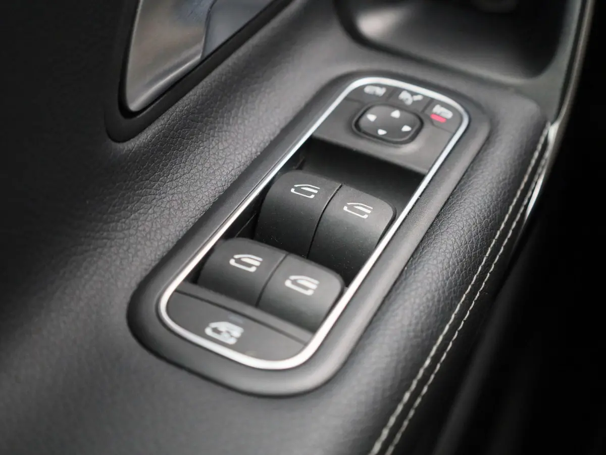 250 e | LEDER | NAVIGATIE | STOELVERWARMING | CRUISE CONTROL | BLUETOOTH | CLIMATE CONTROL |