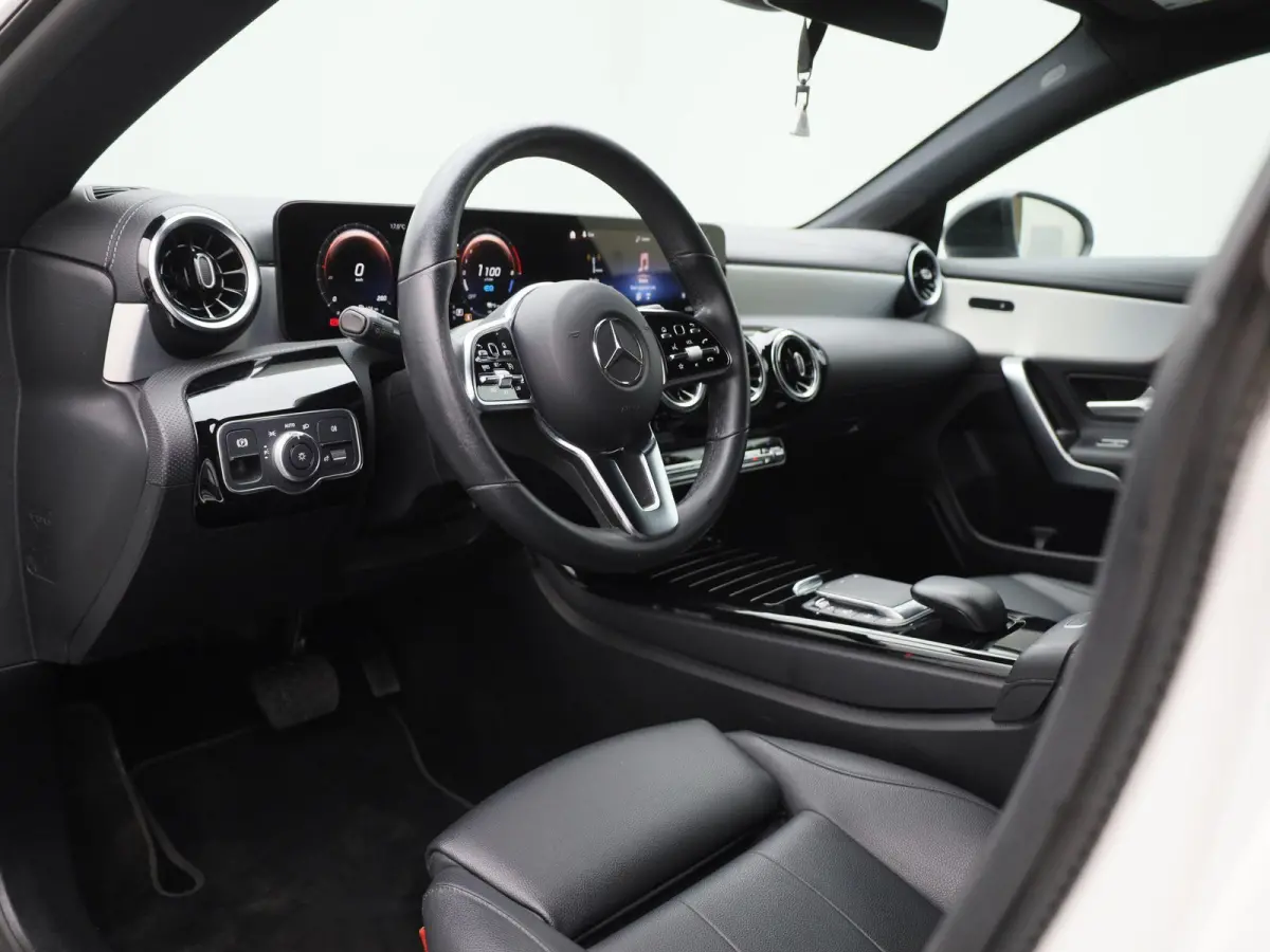 250 e | LEDER | NAVIGATIE | STOELVERWARMING | CRUISE CONTROL | BLUETOOTH | CLIMATE CONTROL |