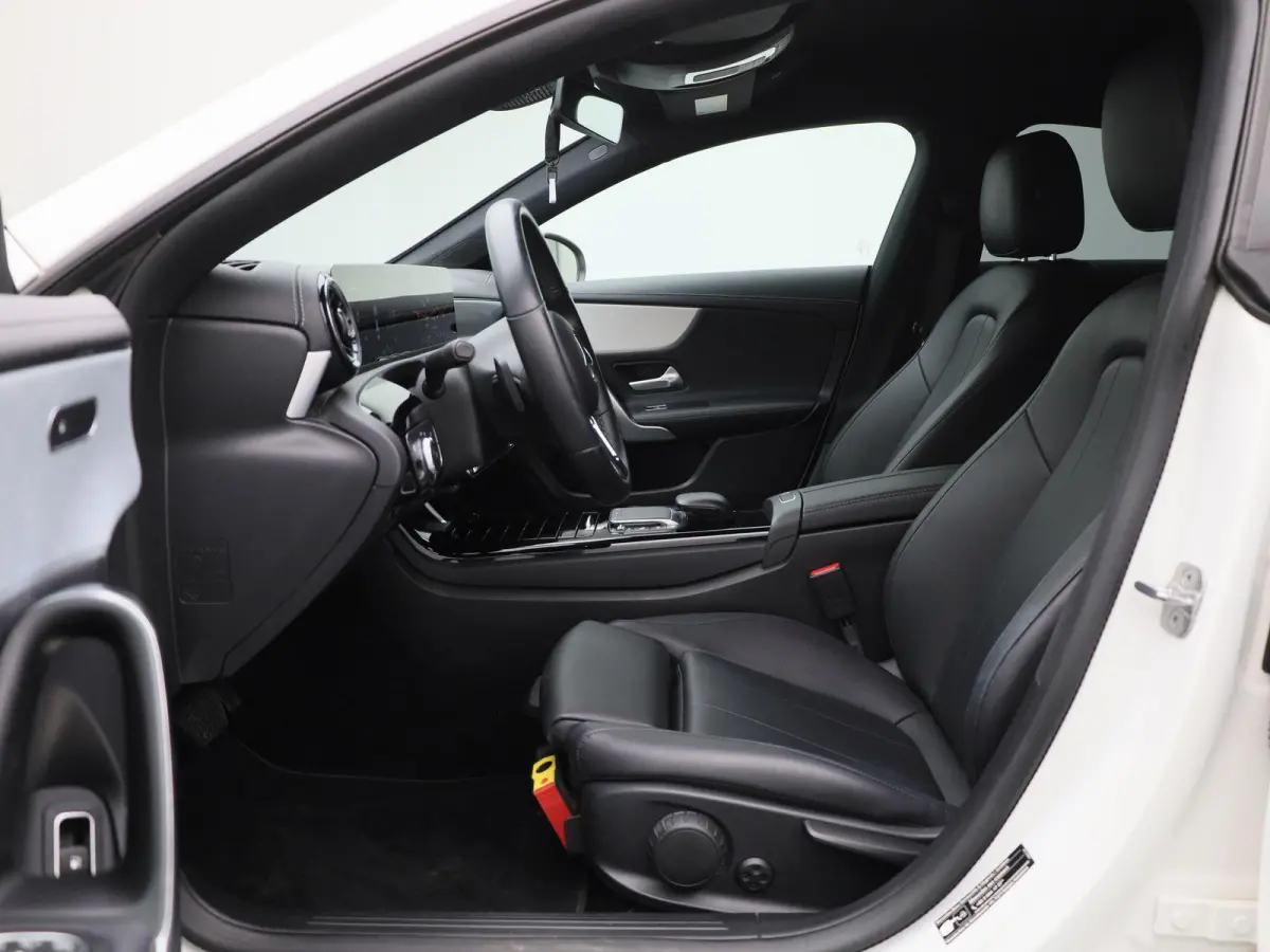 250 e | LEDER | NAVIGATIE | STOELVERWARMING | CRUISE CONTROL | BLUETOOTH | CLIMATE CONTROL |