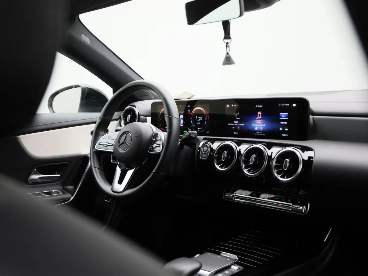 250 e | LEDER | NAVIGATIE | STOELVERWARMING | CRUISE CONTROL | BLUETOOTH | CLIMATE CONTROL |