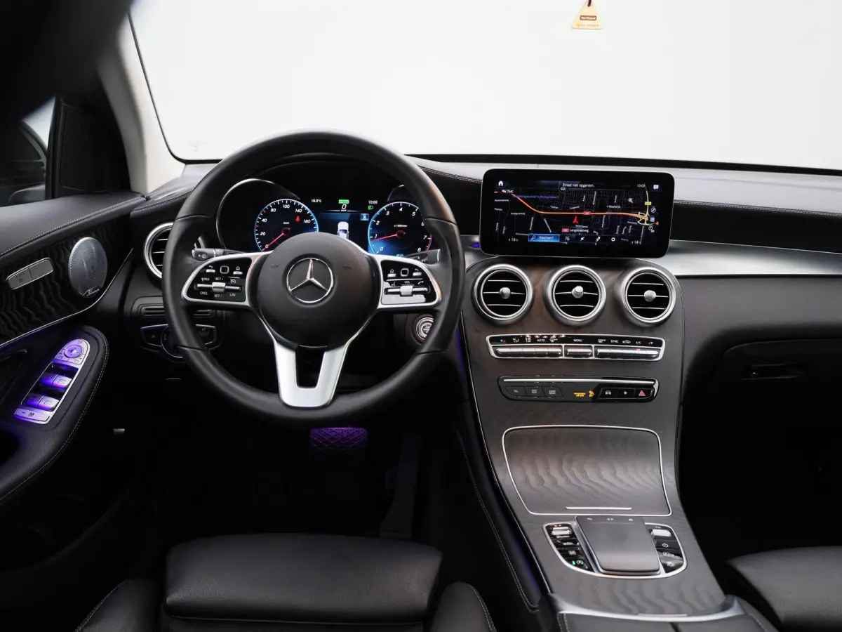 300 4MATIC Premium Plus | Apple Carplay/Android Auto | Luchtvering | Panoramadak | Burmester | Stoelverwarming | Sfeerverlichting | Camera | Parkeersensoren |