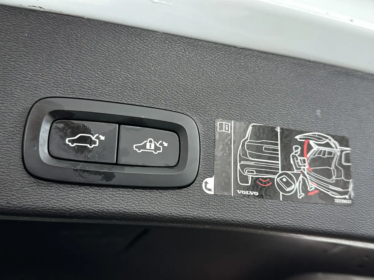 T4 AWD Momentum | Parkeercamera | Harman Kardon | Stoelverwarming | Carplay