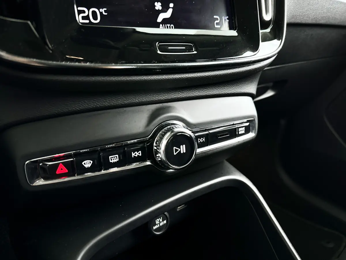 T4 AWD Momentum | Parkeercamera | Harman Kardon | Stoelverwarming | Carplay