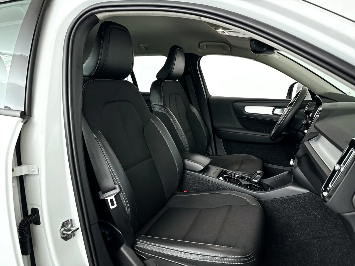 T4 AWD Momentum | Parkeercamera | Harman Kardon | Stoelverwarming | Carplay