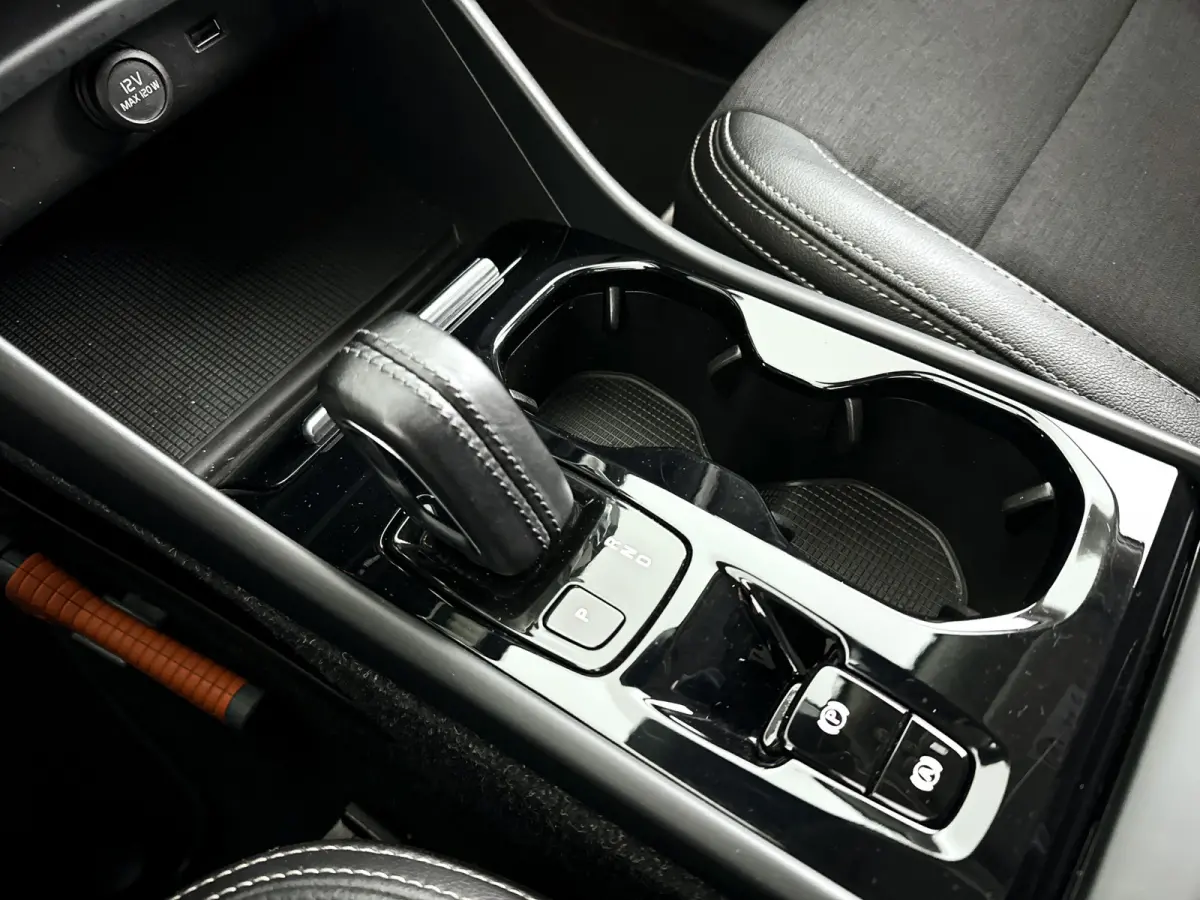 T4 AWD Momentum | Parkeercamera | Harman Kardon | Stoelverwarming | Carplay