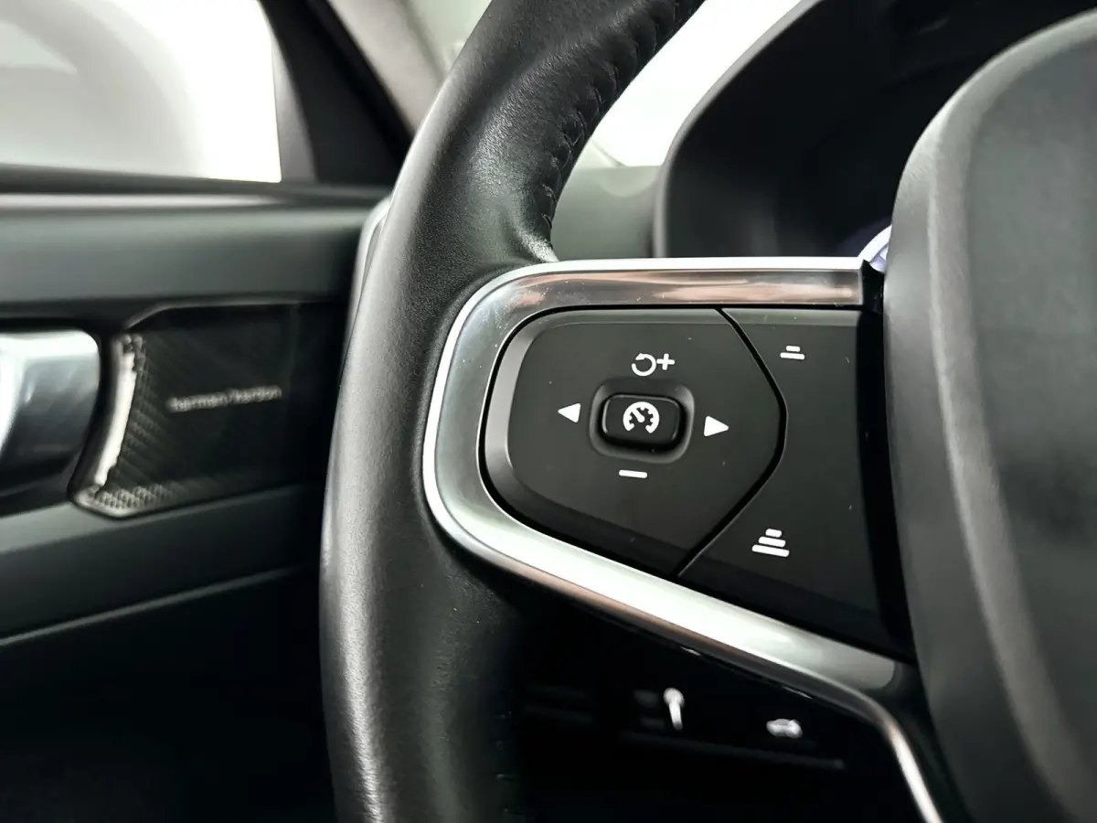 T4 AWD Momentum | Parkeercamera | Harman Kardon | Stoelverwarming | Carplay
