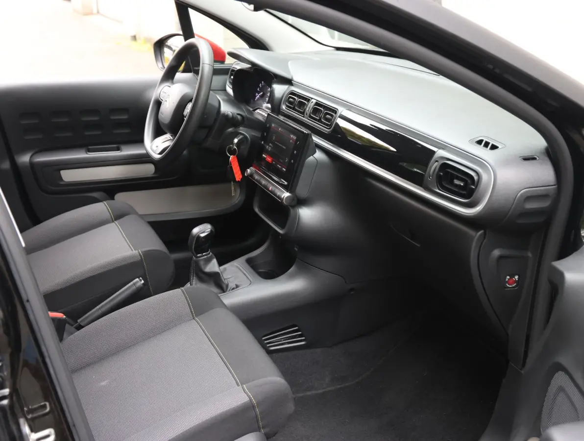 82pk Feel | Apple Carplay / Android Auto | Parkeersensoren | Climate Control