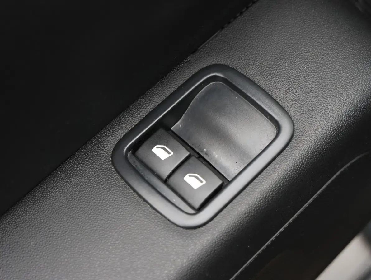 82pk Feel | Apple Carplay / Android Auto | Parkeersensoren | Climate Control