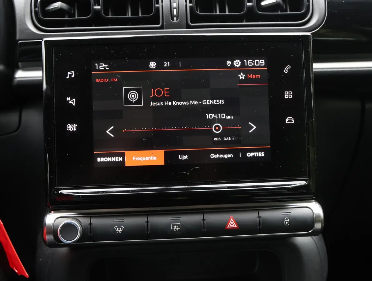 82pk Feel | Apple Carplay / Android Auto | Parkeersensoren | Climate Control