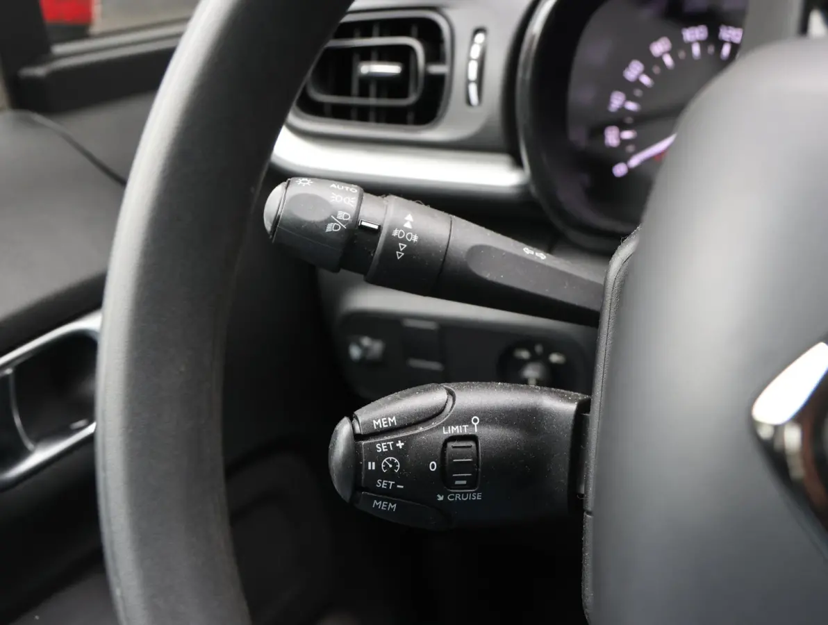 82pk Feel | Apple Carplay / Android Auto | Parkeersensoren | Climate Control