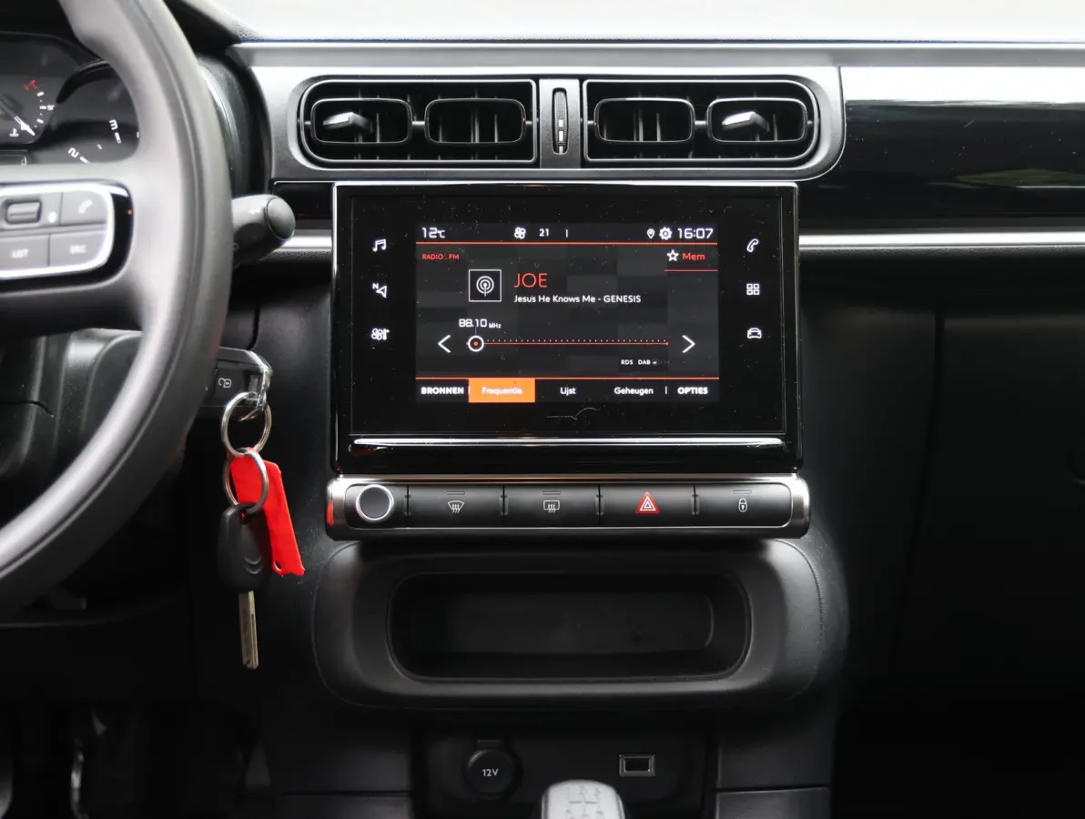 82pk Feel | Apple Carplay / Android Auto | Parkeersensoren | Climate Control