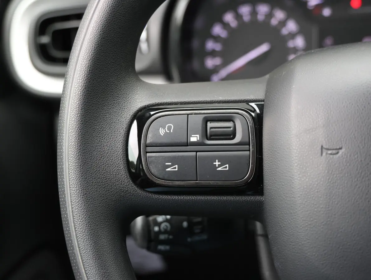 82pk Feel | Apple Carplay / Android Auto | Parkeersensoren | Climate Control