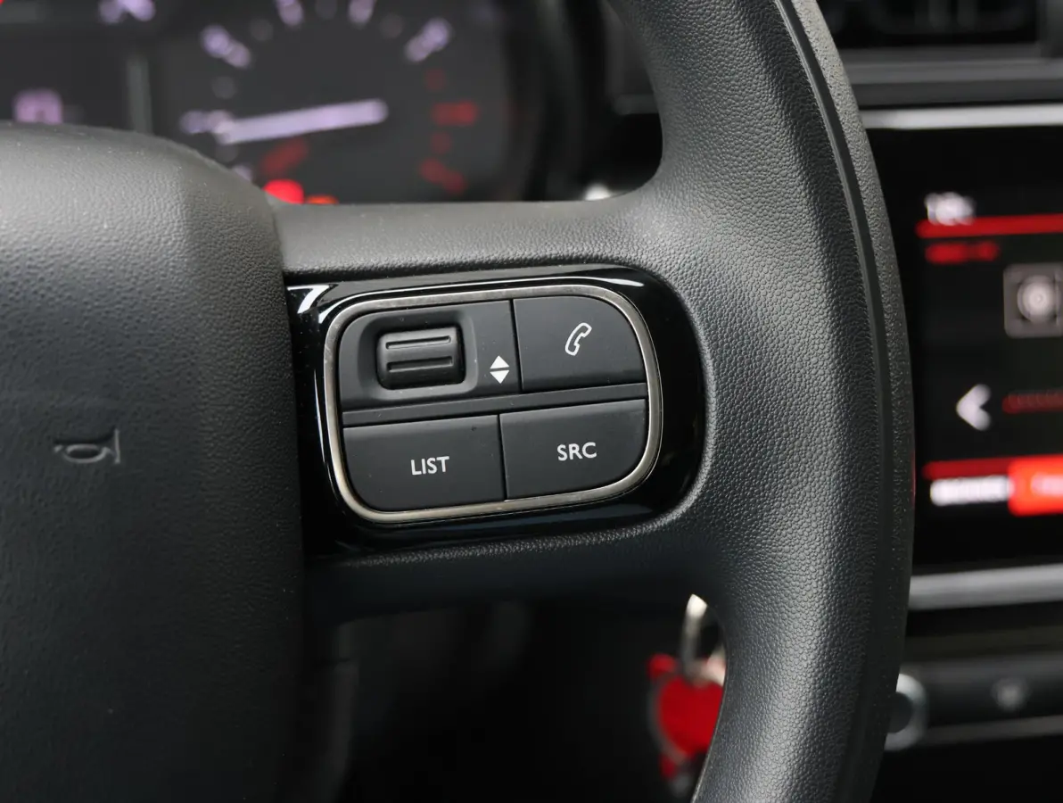 82pk Feel | Apple Carplay / Android Auto | Parkeersensoren | Climate Control