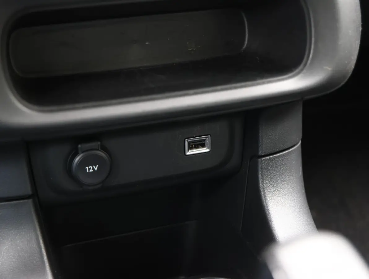 82pk Feel | Apple Carplay / Android Auto | Parkeersensoren | Climate Control