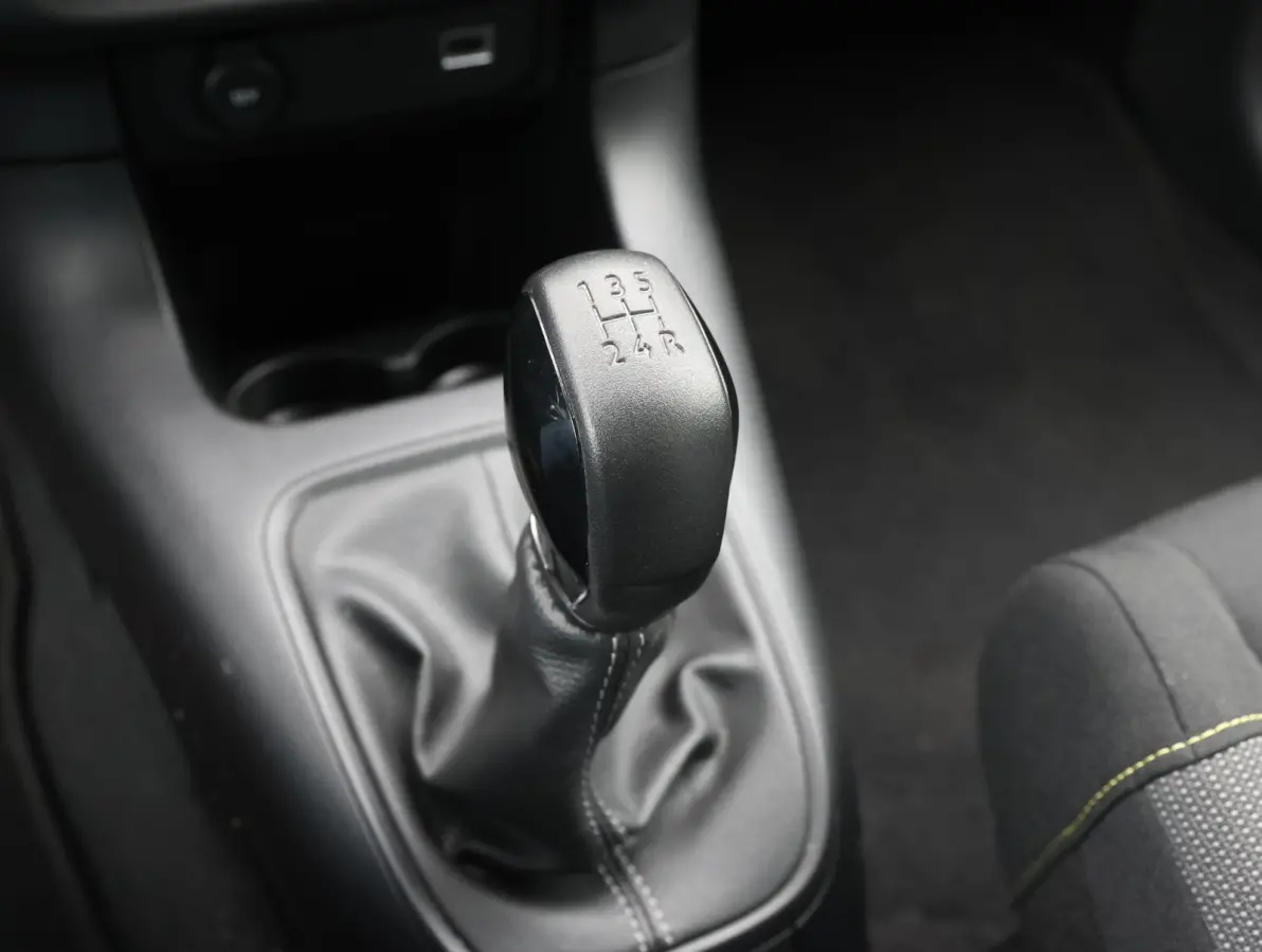 82pk Feel | Apple Carplay / Android Auto | Parkeersensoren | Climate Control