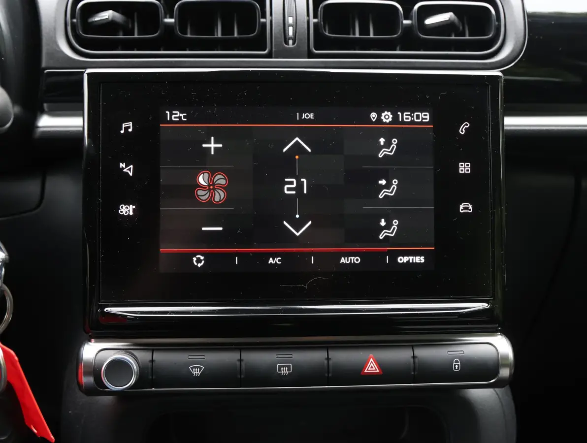 82pk Feel | Apple Carplay / Android Auto | Parkeersensoren | Climate Control